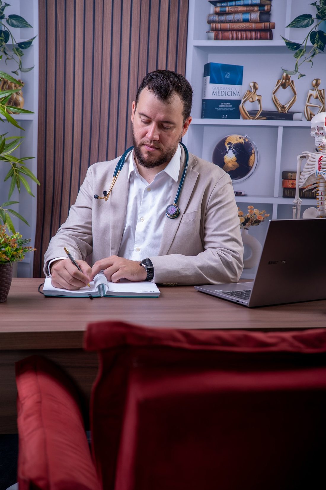 Dr. Jarbas em seu consultório